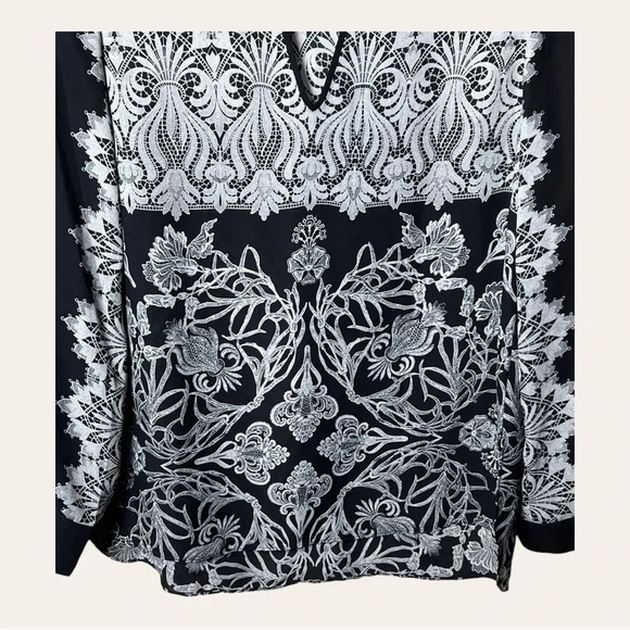 0755. BCBGMAXAZRIA LONG SLEEVE BLOUSE SIZE SMALL BLACK AND WHITE IN COLOR FLORAL - Picture 5 of 9